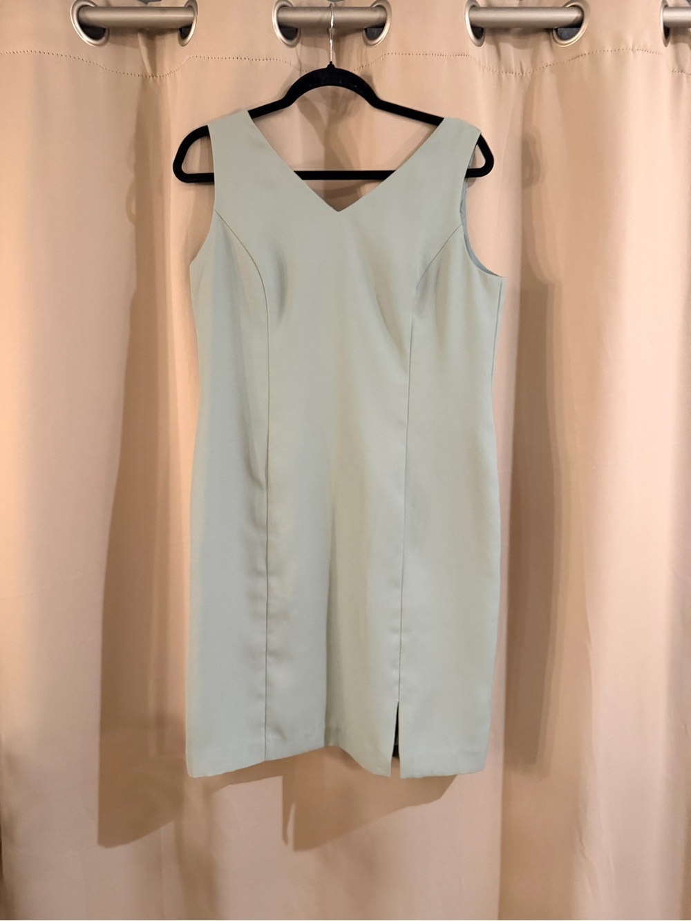 Clues Sleeveless V-Neck Mint Green Sheath Dress